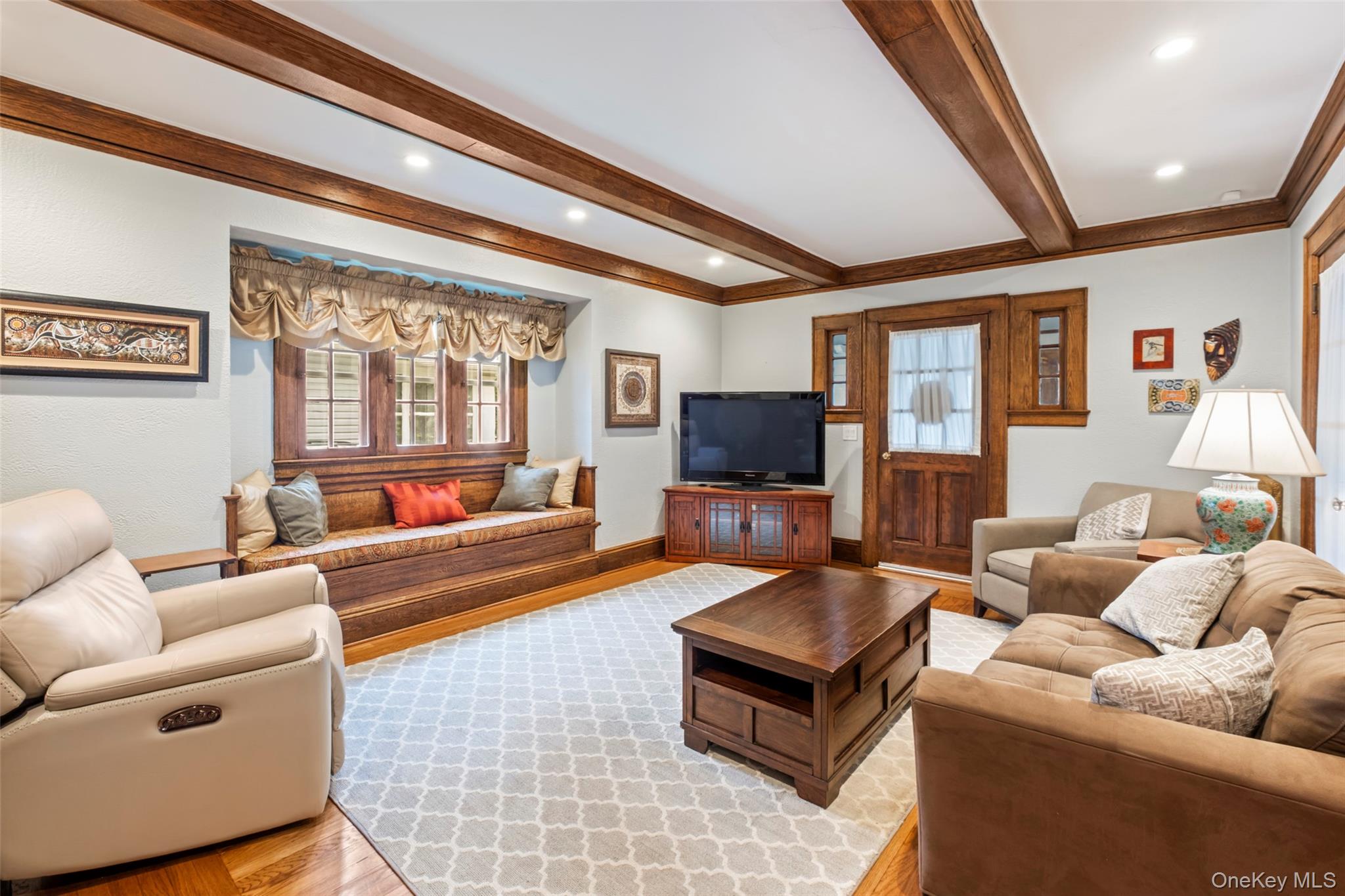 #8 photo, 19 Superior Road, 長島 花卉園 Bellerose Village , NY 11001