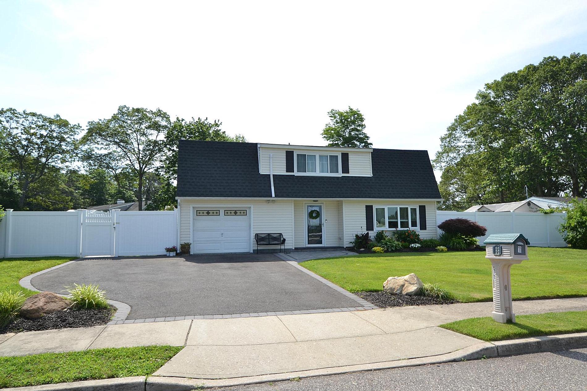 #1 photo, 11 College Hills Drive, Farmingville , NY 11738