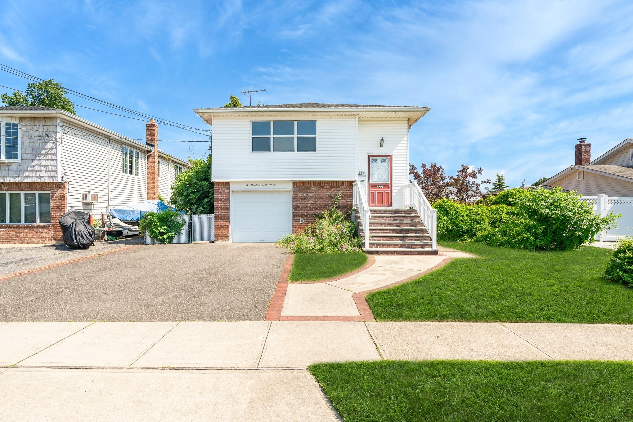 #1 photo, 227 N Walnut Street, 長島 Massapequa , NY 11758