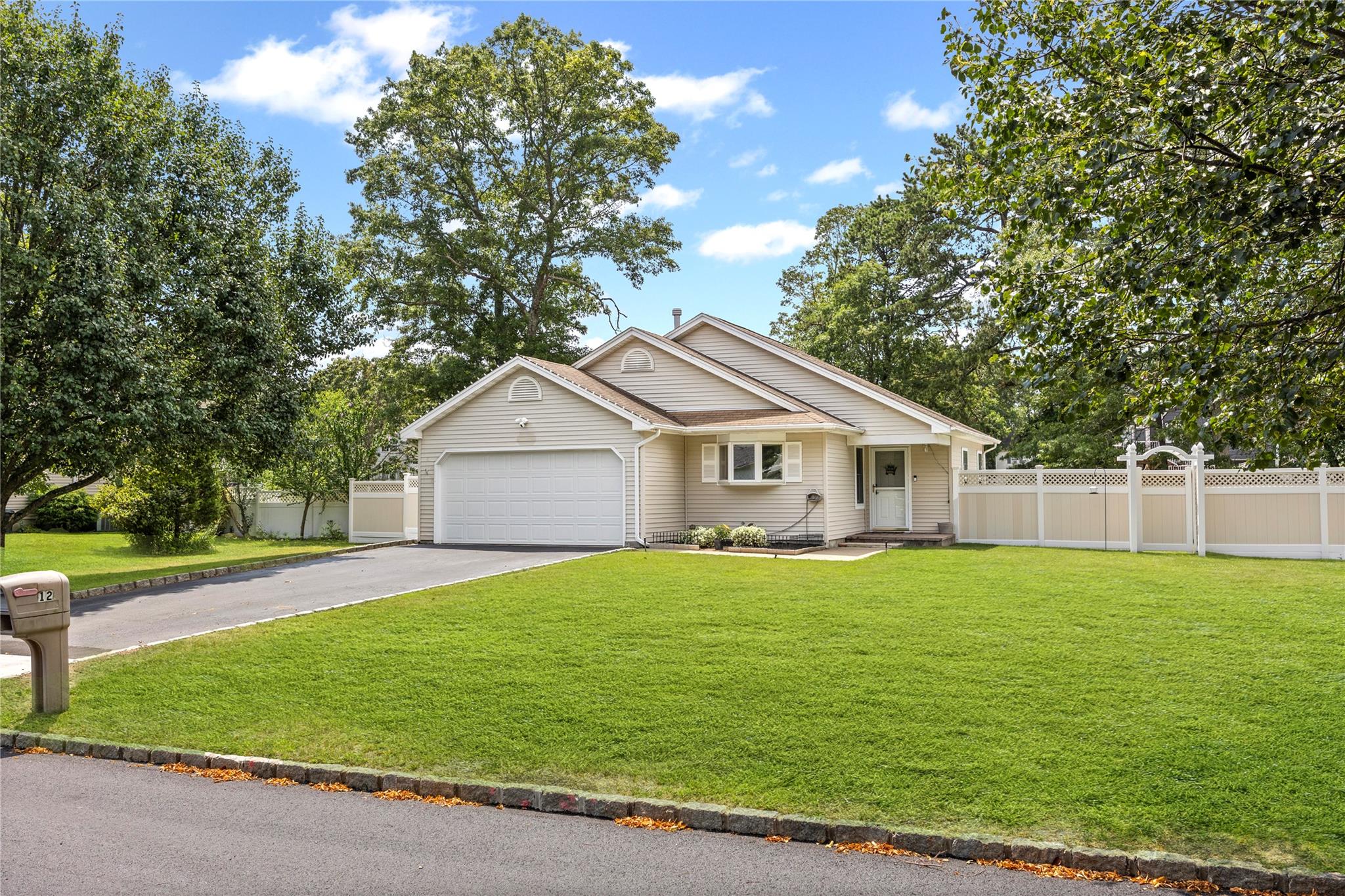 #1 photo, 12 Nicole Lane, سوفولك Coram , NY 11727