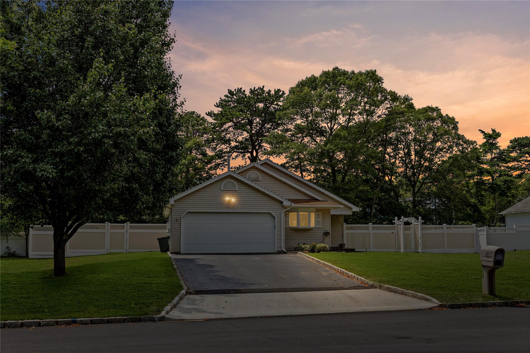 #2 photo, 12 Nicole Lane, سوفولك Coram , NY 11727