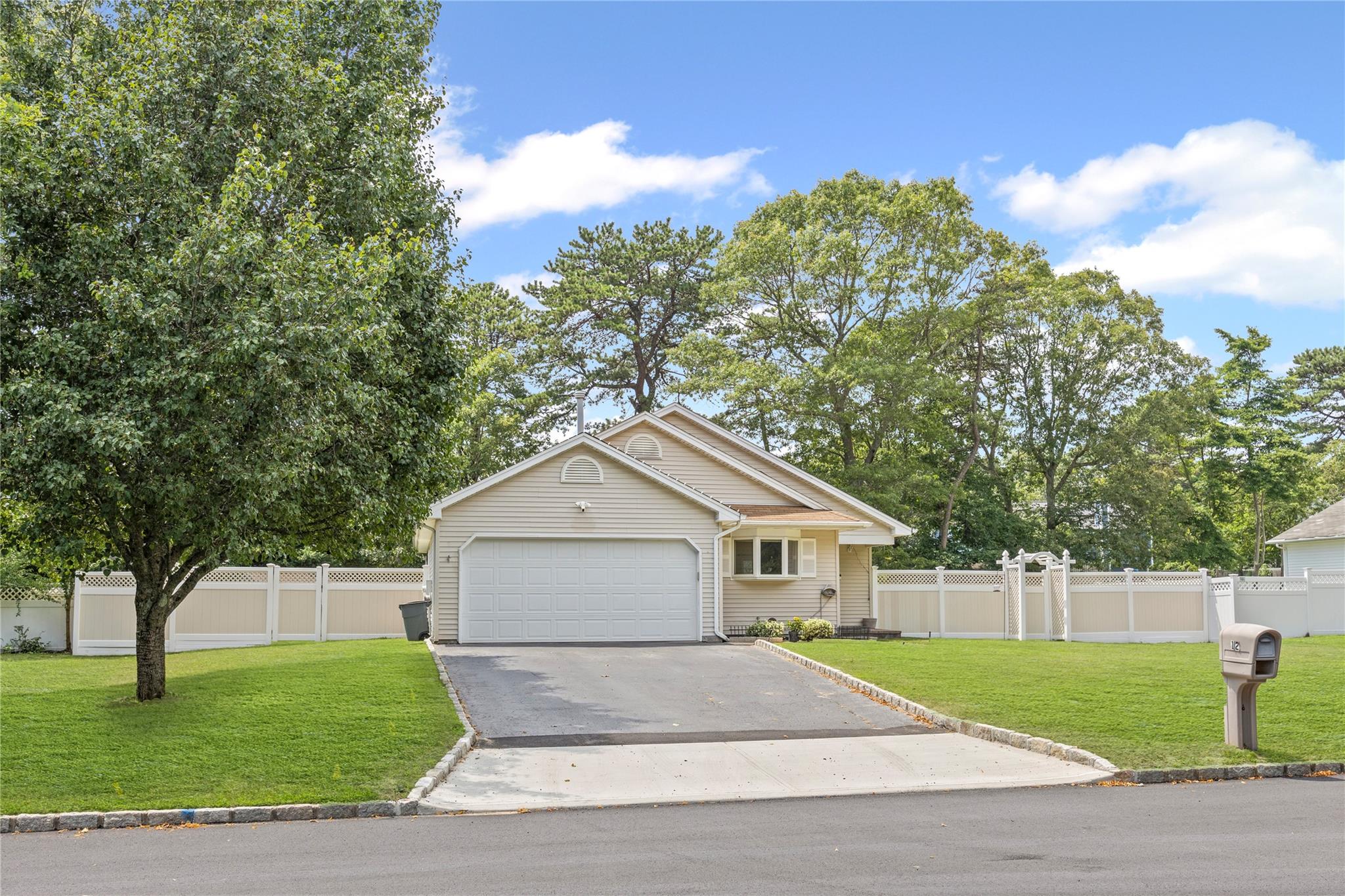 #3 photo, 12 Nicole Lane, سوفولك Coram , NY 11727