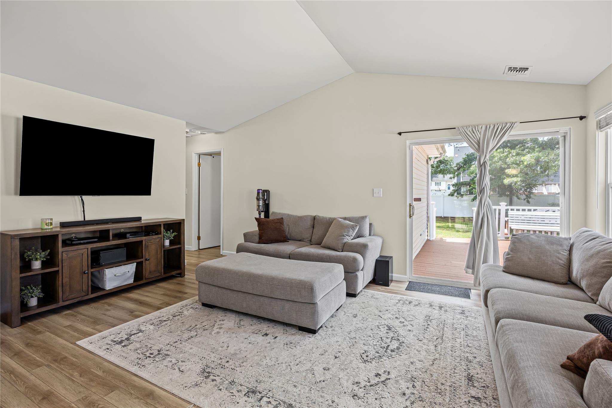 #4 photo, 12 Nicole Lane, سوفولك Coram , NY 11727