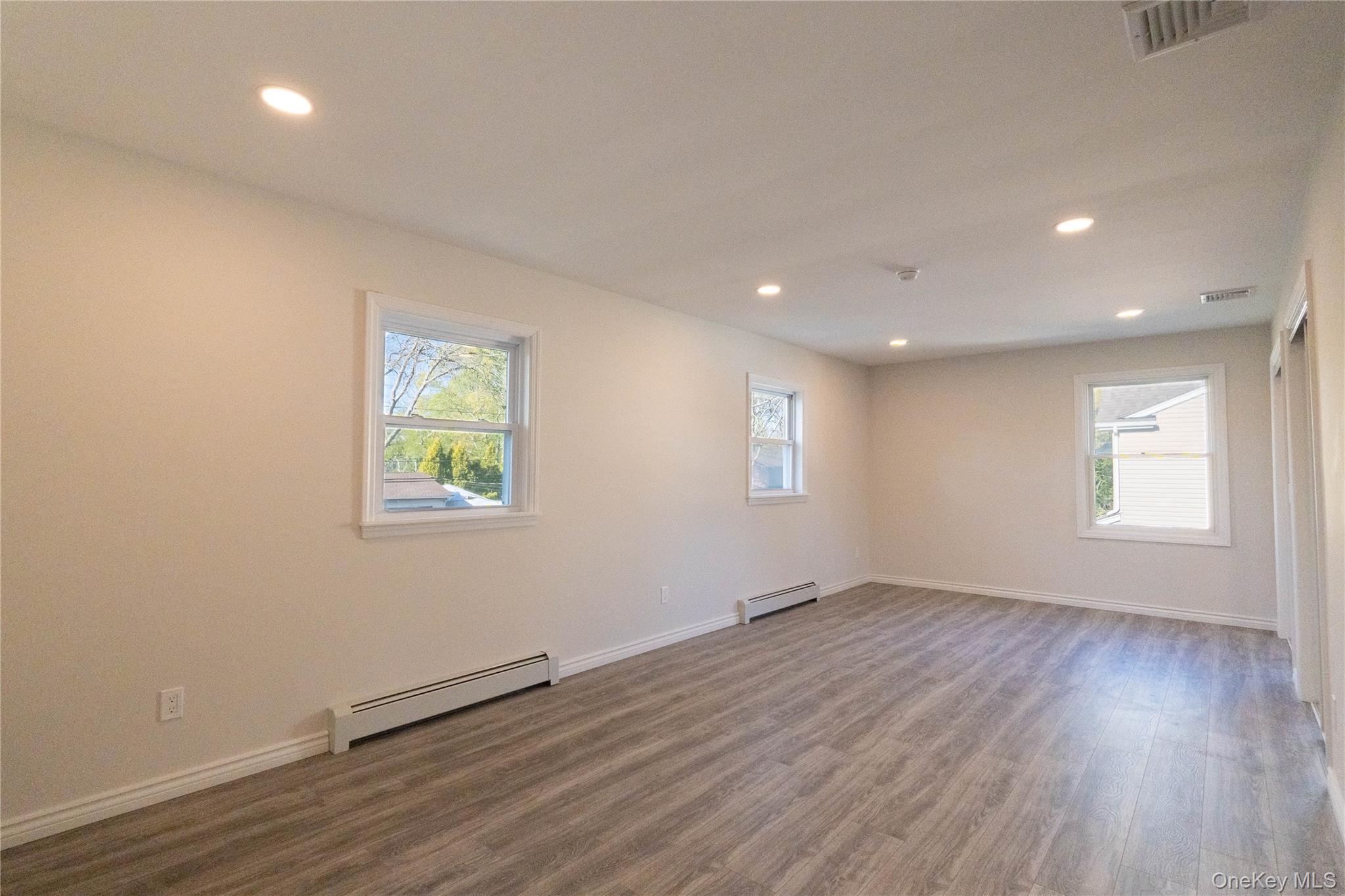 #14 photo, 37 Amsterdam Street, サフォーク郡 Huntington , NY 11743