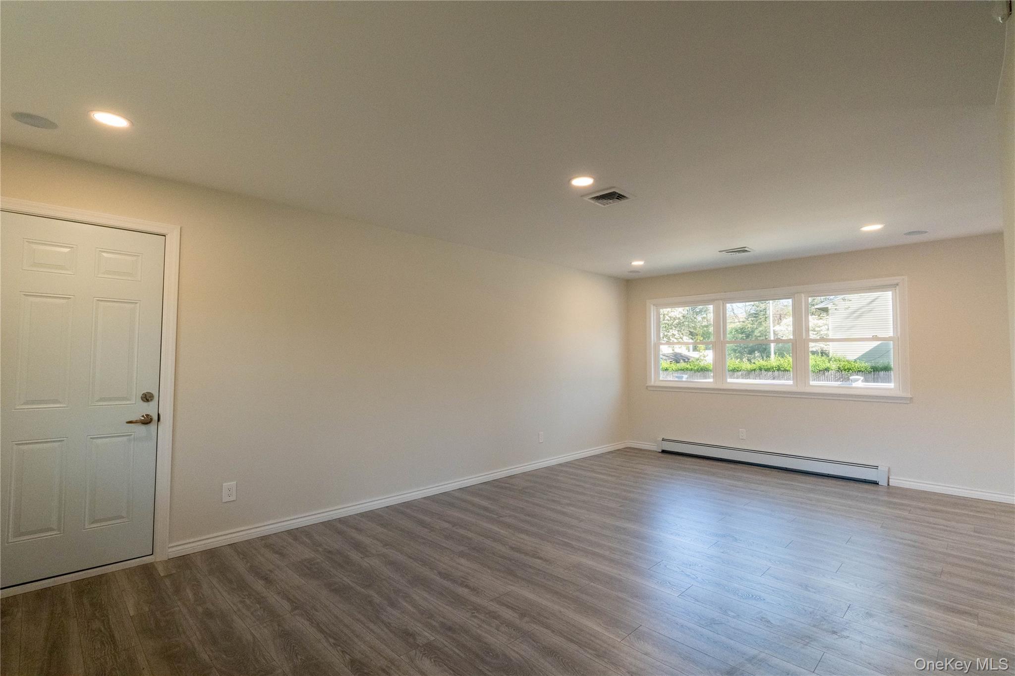 #6 photo, 37 Amsterdam Street, サフォーク郡 Huntington , NY 11743