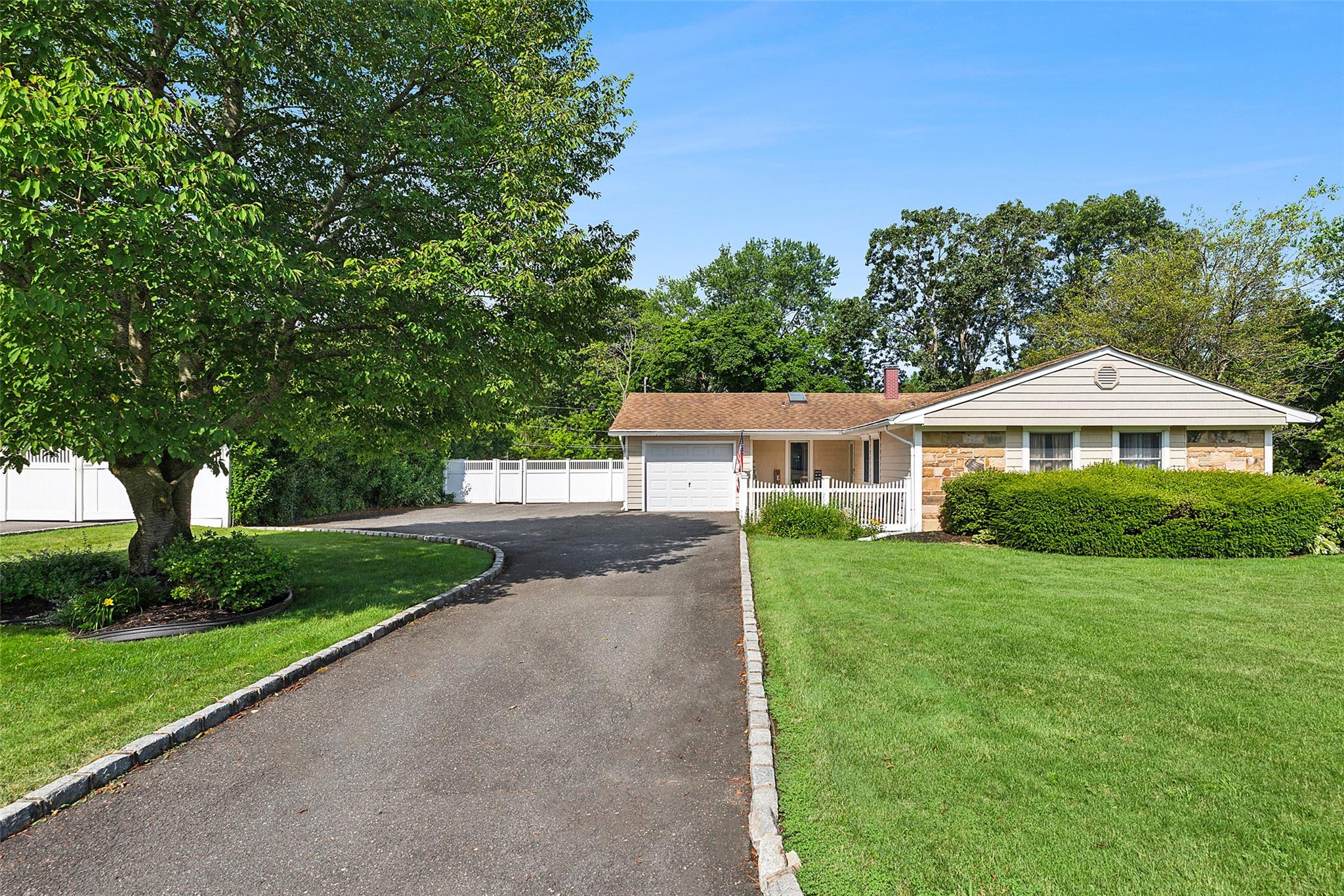 #1 photo, 6 Holly Hill Lane, سوفولك Coram , NY 11727