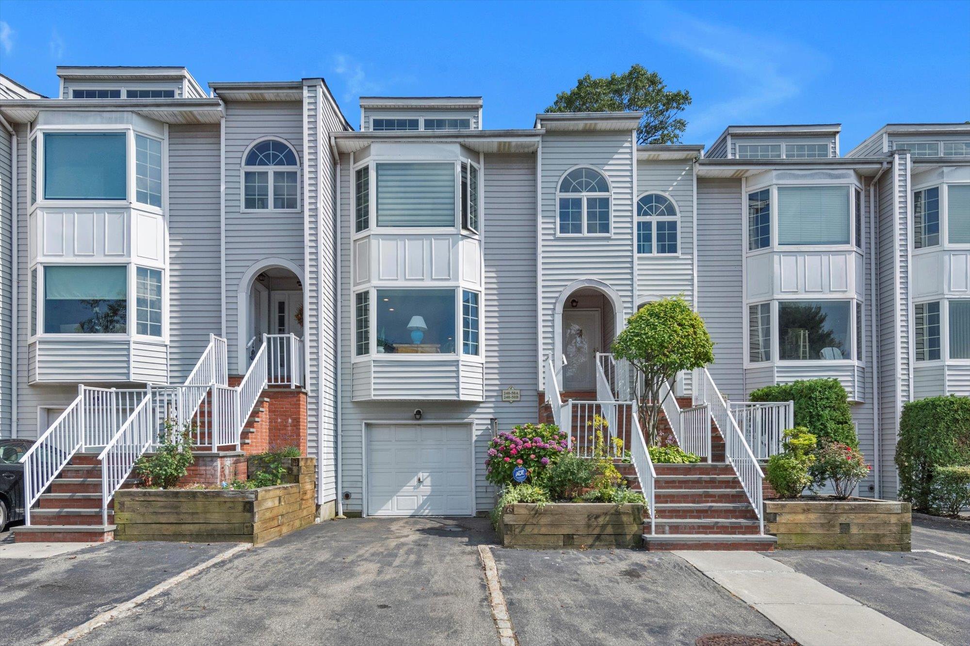 #1 photo, 240-50A Oak Park Drive, كوينز Douglaston , NY 11362