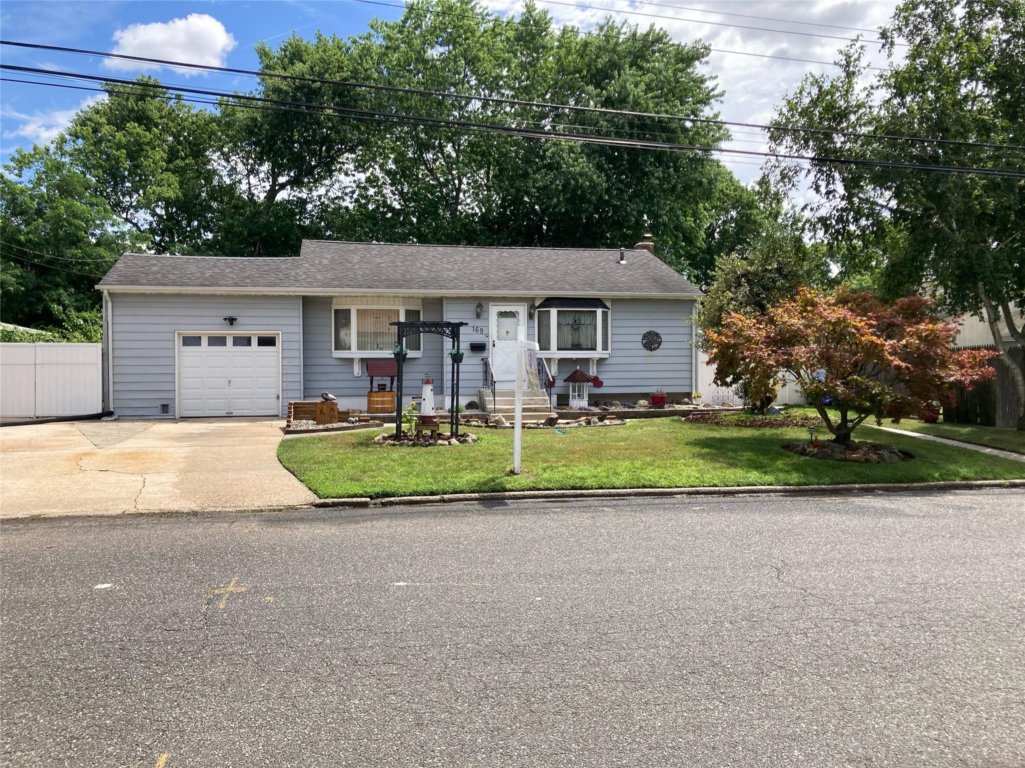 #1 photo, 169 Front Avenue, 東長島 Brentwood , NY 11717