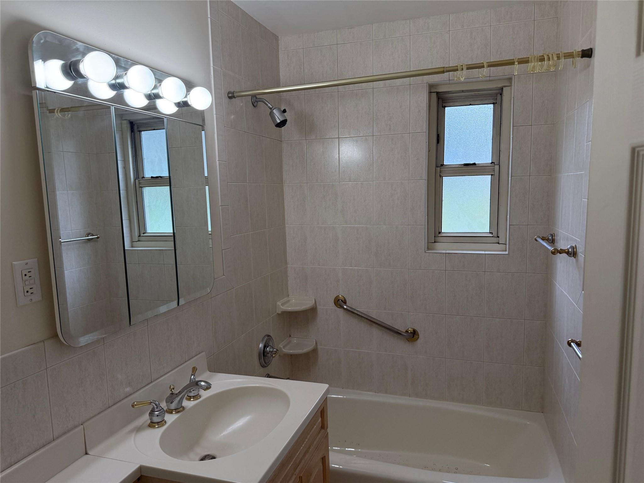 #4 photo, 57-03 Marathon Parkway, クイーンズ区 Little Neck , NY 11362