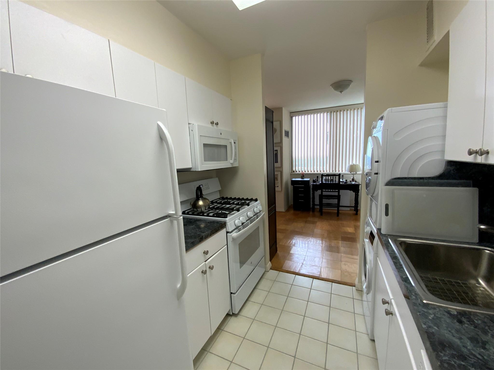 #9 photo, 27010 Grand Central Parkway, クイーンズ区 Floral Park , NY 11005