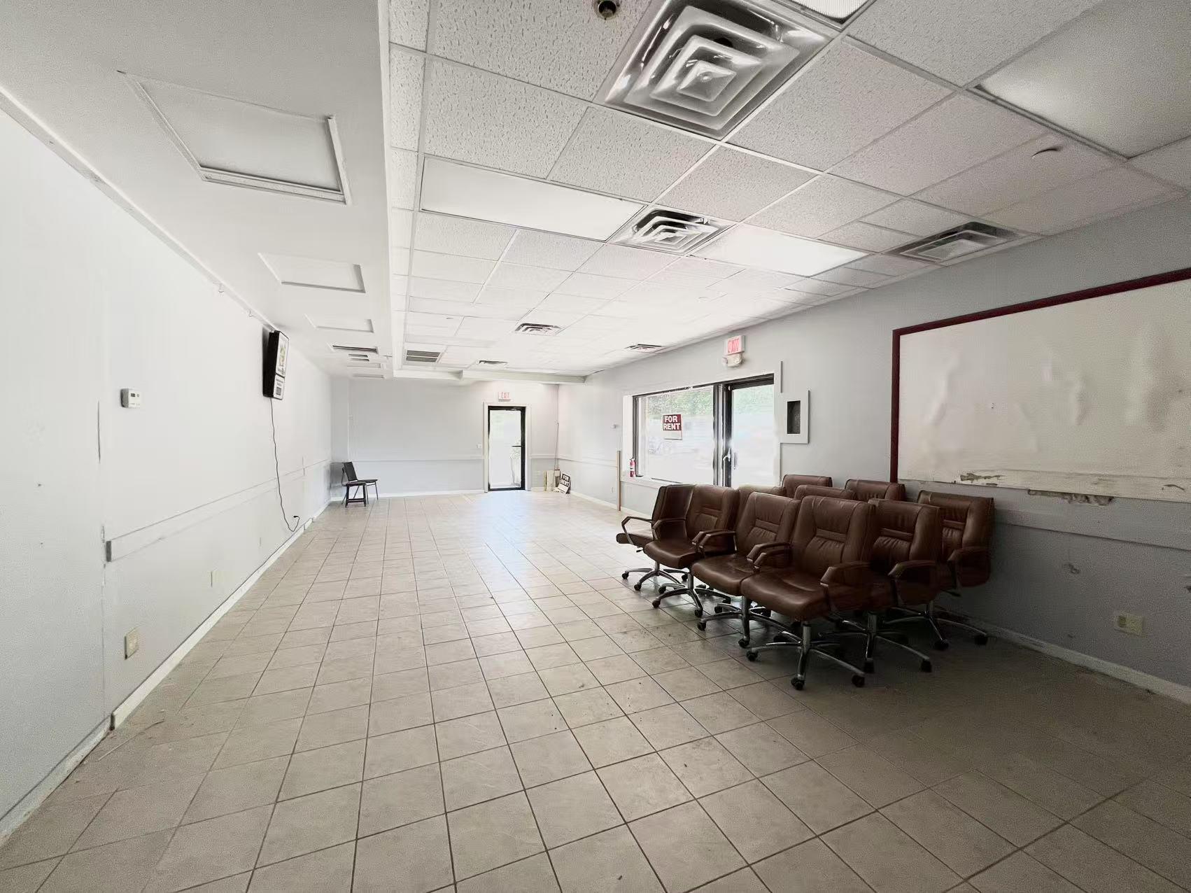 #4 photo, 3021B Jericho Turnpike, サフォーク郡 East Northport , NY 11731