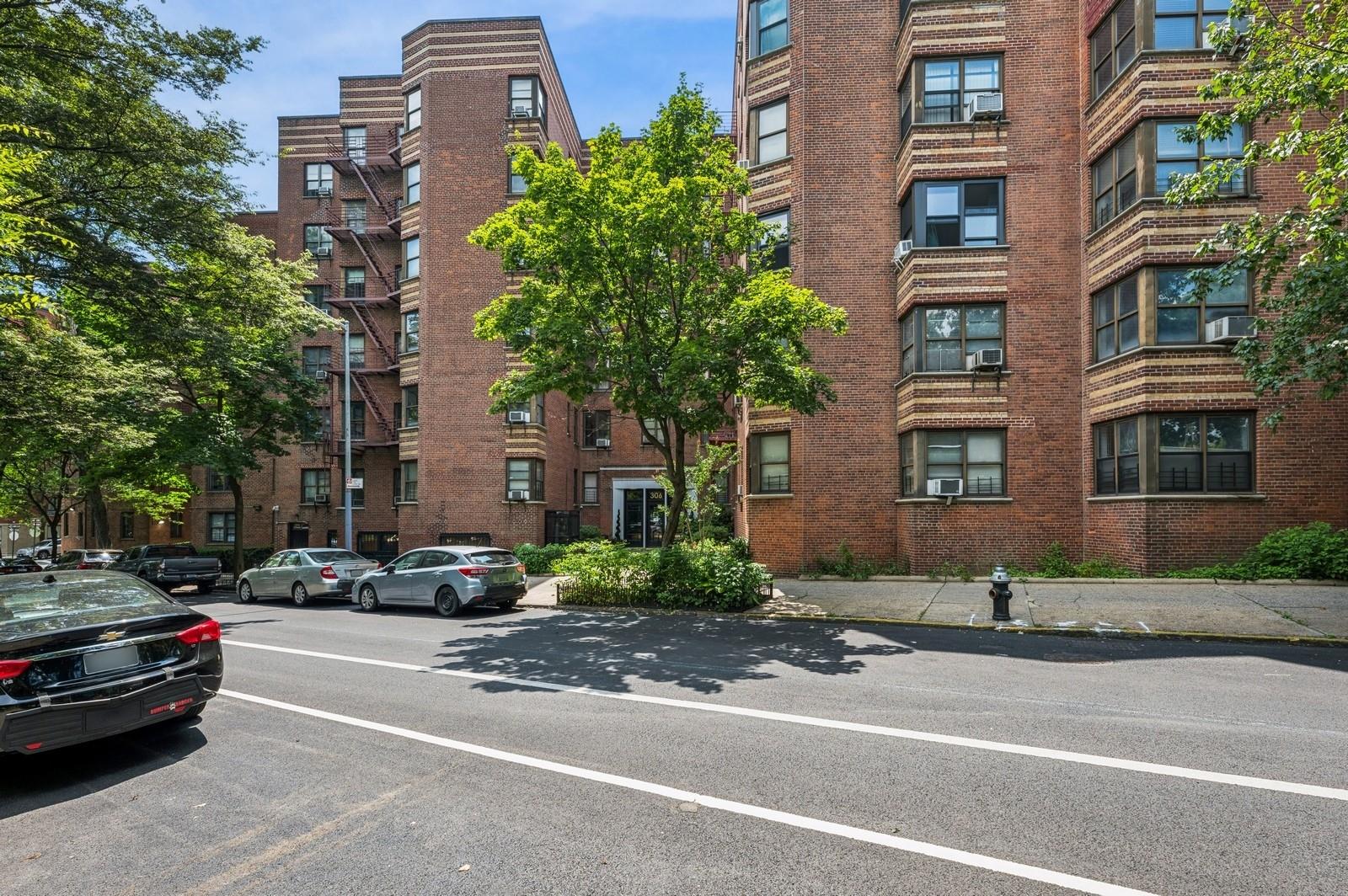 #11 photo, 306 E Mosholu Parkway, ブロンクス区 Bronx , NY 10458