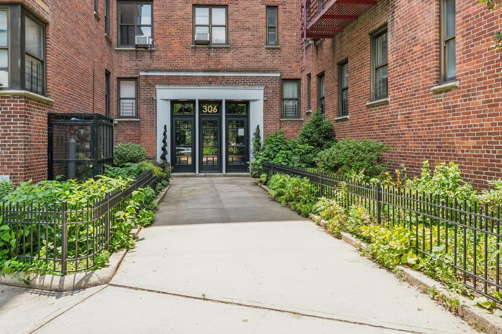 #13 photo, 306 E Mosholu Parkway, ブロンクス区 Bronx , NY 10458