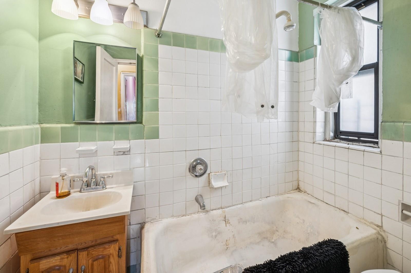 #8 photo, 306 E Mosholu Parkway, ブロンクス区 Bronx , NY 10458