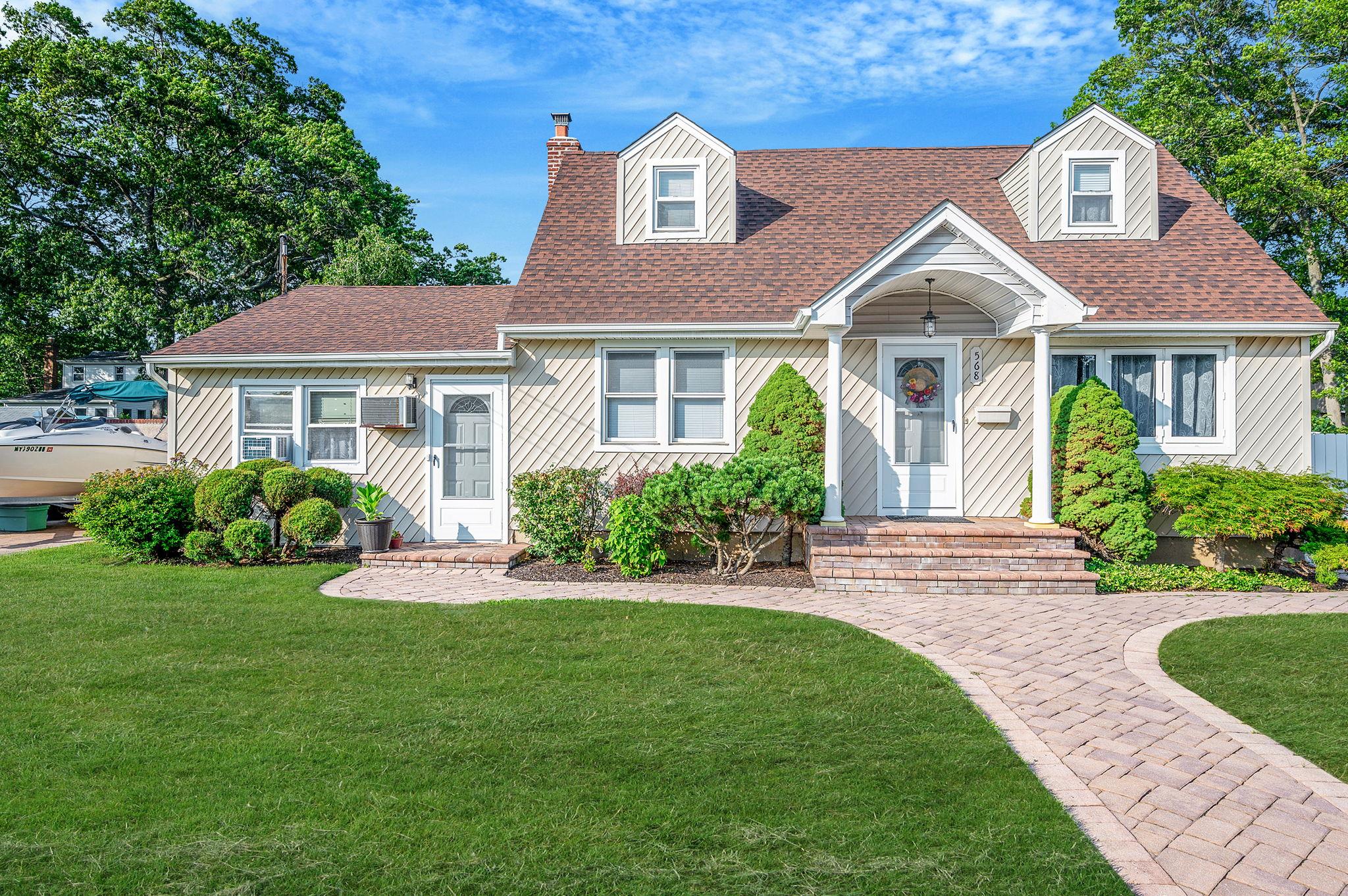 #1 photo, 568 N Clinton Avenue, Lindenhurst , NY 11757