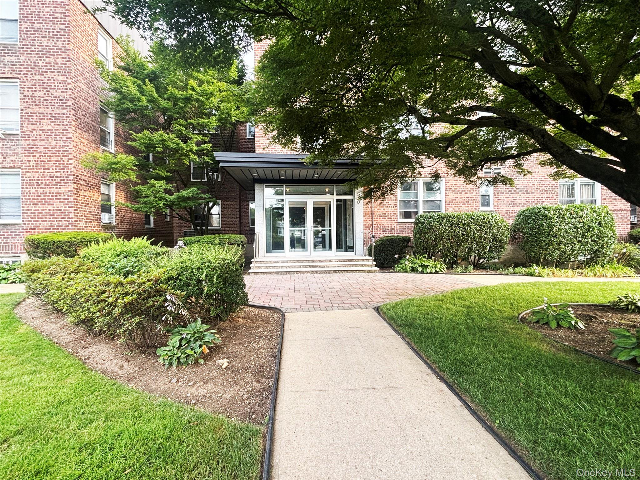 #12 photo, 530 Dubois Avenue, מחוז נסאו Valley Stream , NY 11581