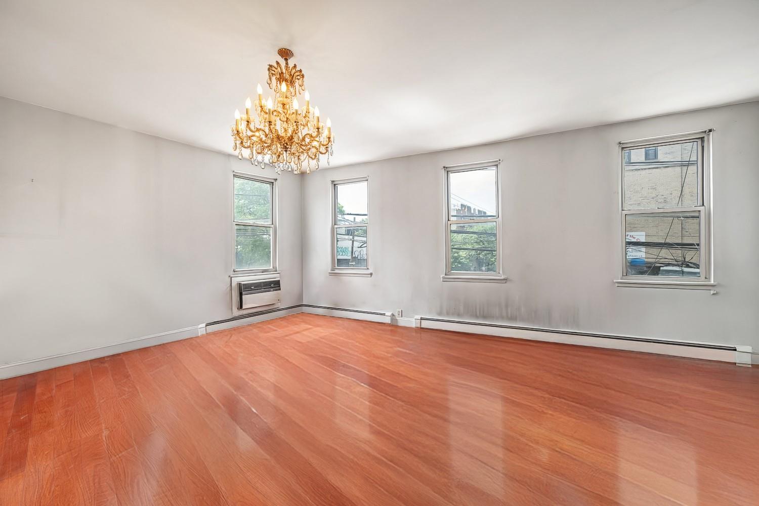 #8 photo, 2339 Astoria Boulevard, クイーンズ区 Astoria , NY 11102