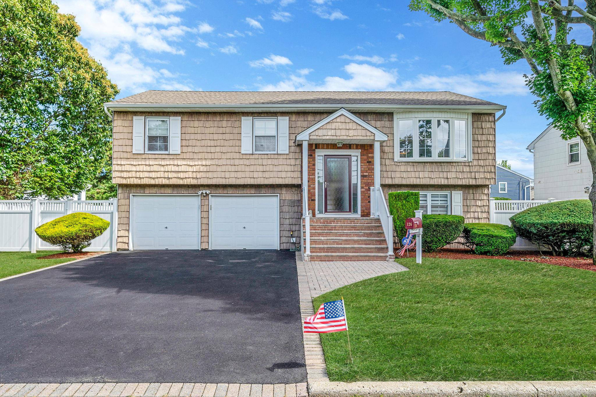 #1 photo, 126 Farmers Avenue, سوفولك Lindenhurst , NY 11757