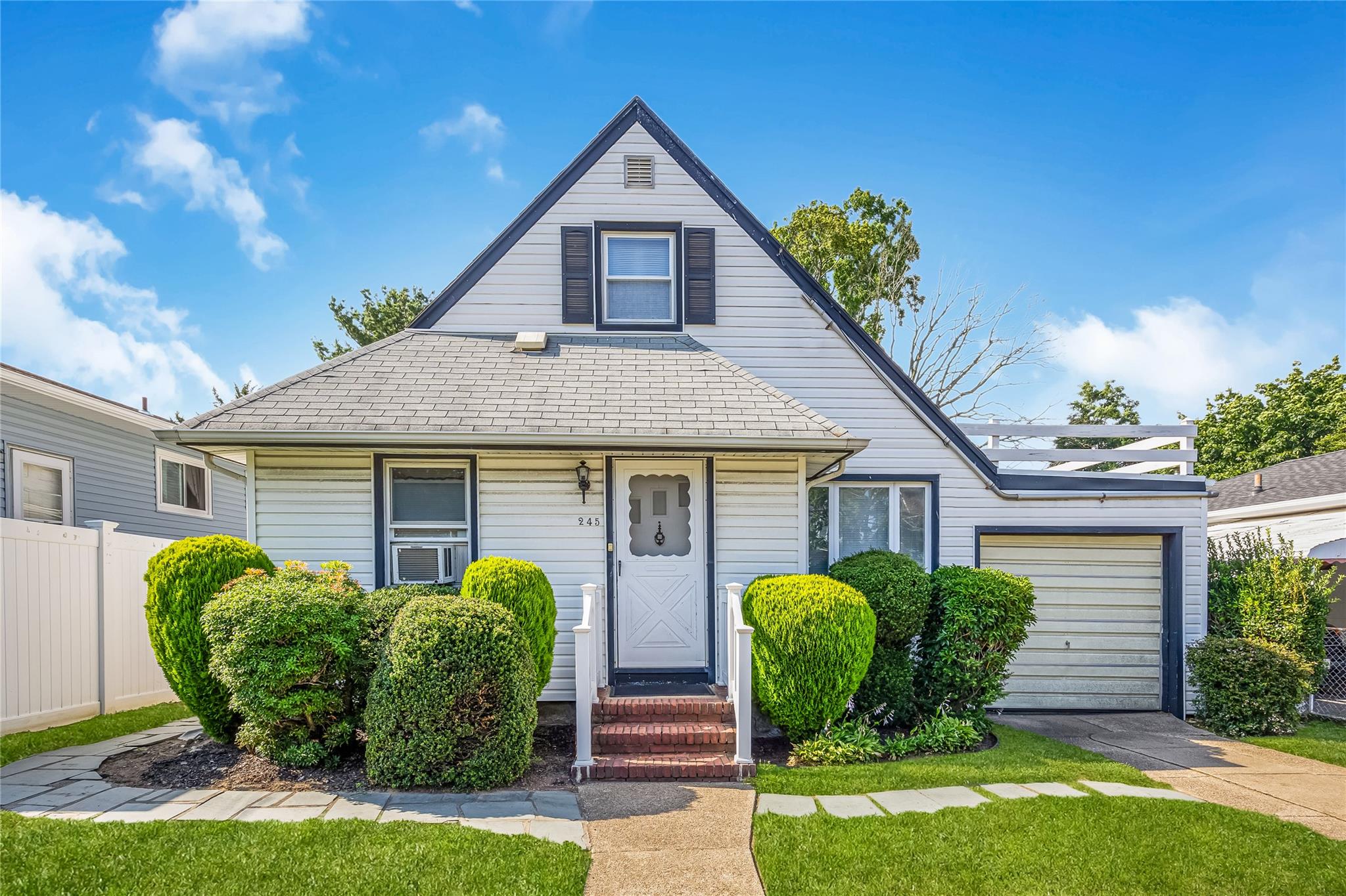 #1 photo, 245 E Seaman Avenue, 長島 Freeport , NY 11520