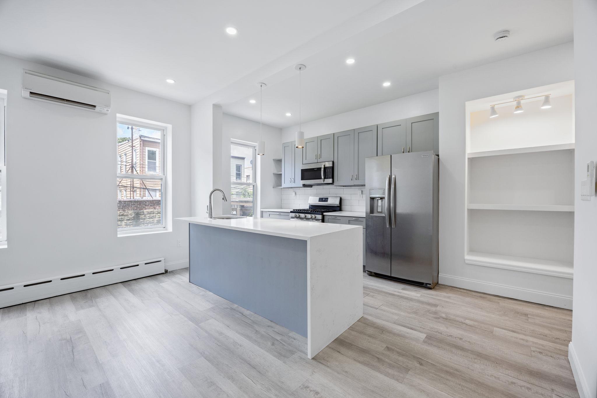 #1 photo, 71-52 68th Street, 皇后區 Glendale , NY 11385