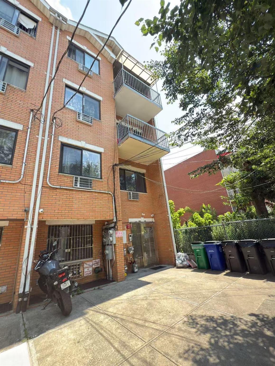 #1 photo, 84-24 57th Road, 皇后區 艾姆赫斯特 Elmhurst , NY 11373