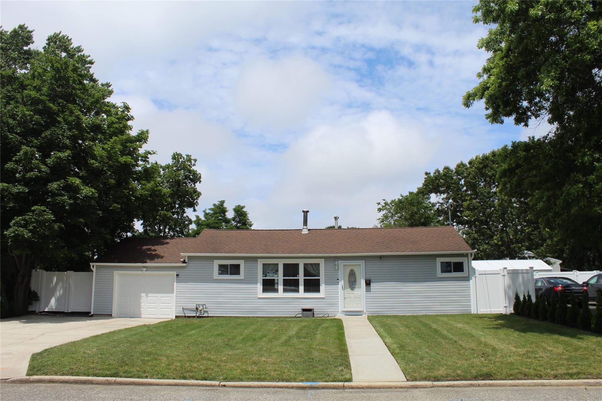 #1 photo, 45 Tamarack Street, 東長島 Central Islip , NY 11722