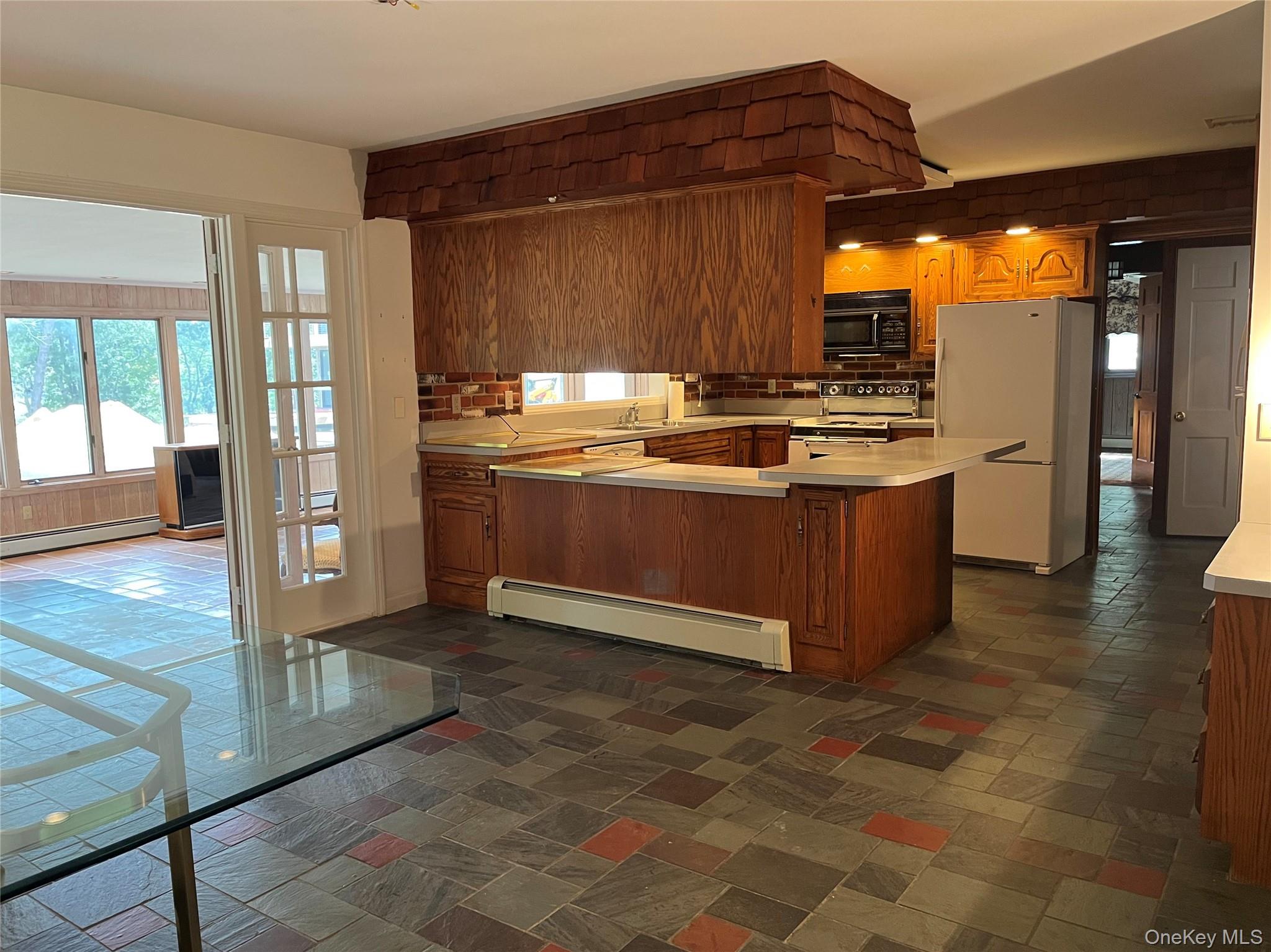 #10 photo, 77 Montauk Highway, سوفولك Westhampton , NY 11977