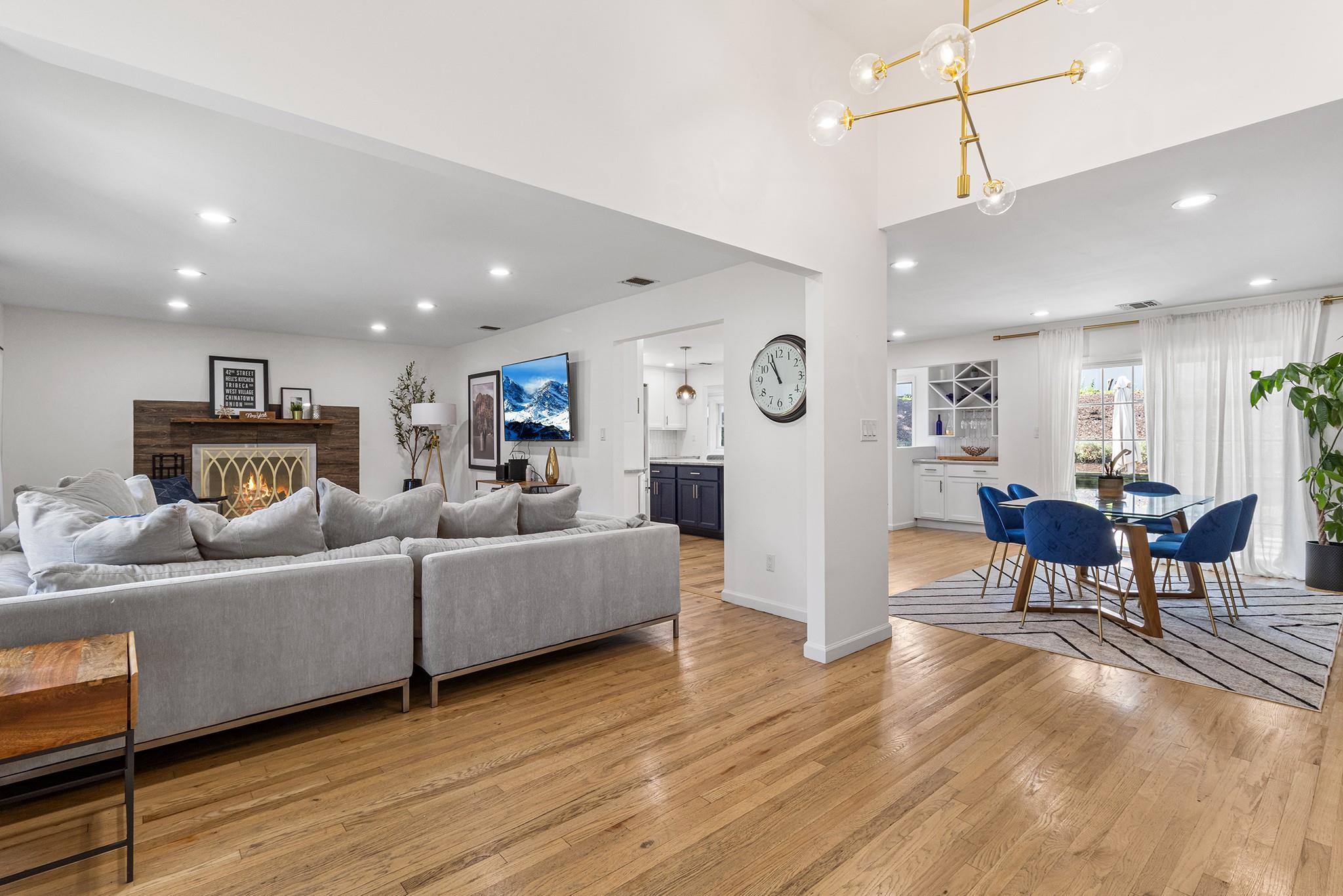 #1 photo, 42 Sarah Drive, 東長島 Lake Grove , NY 11755