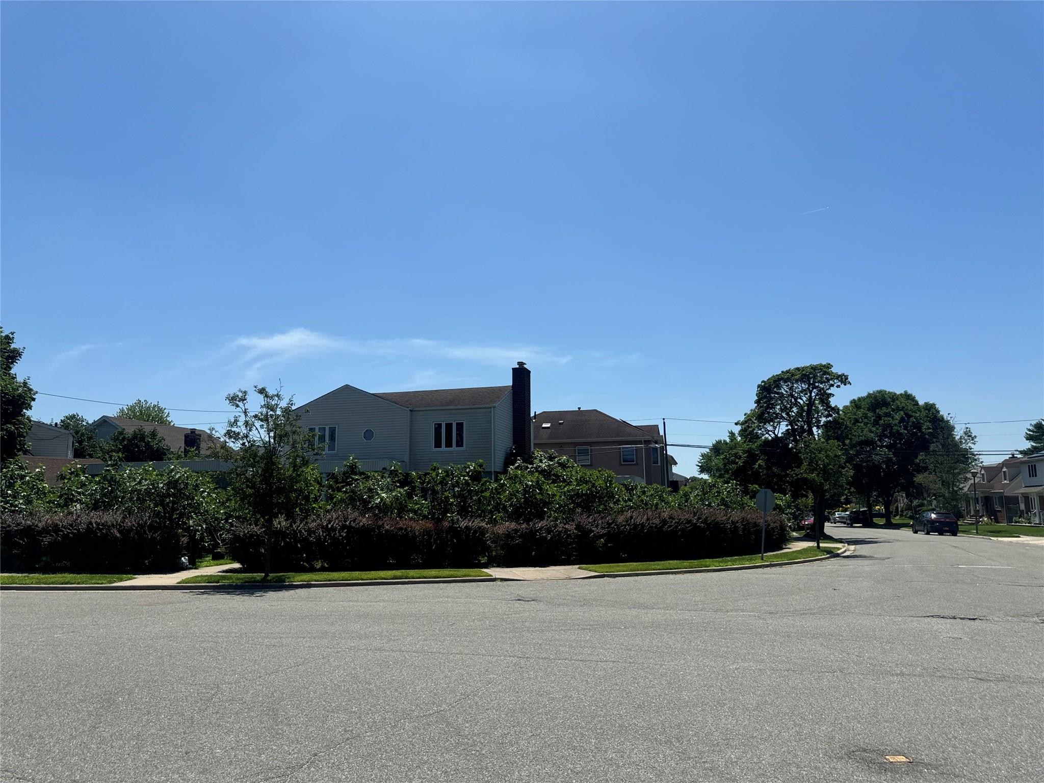 #1 photo, 382 Hillside Drive, ناسو New Hyde Park , NY 11040