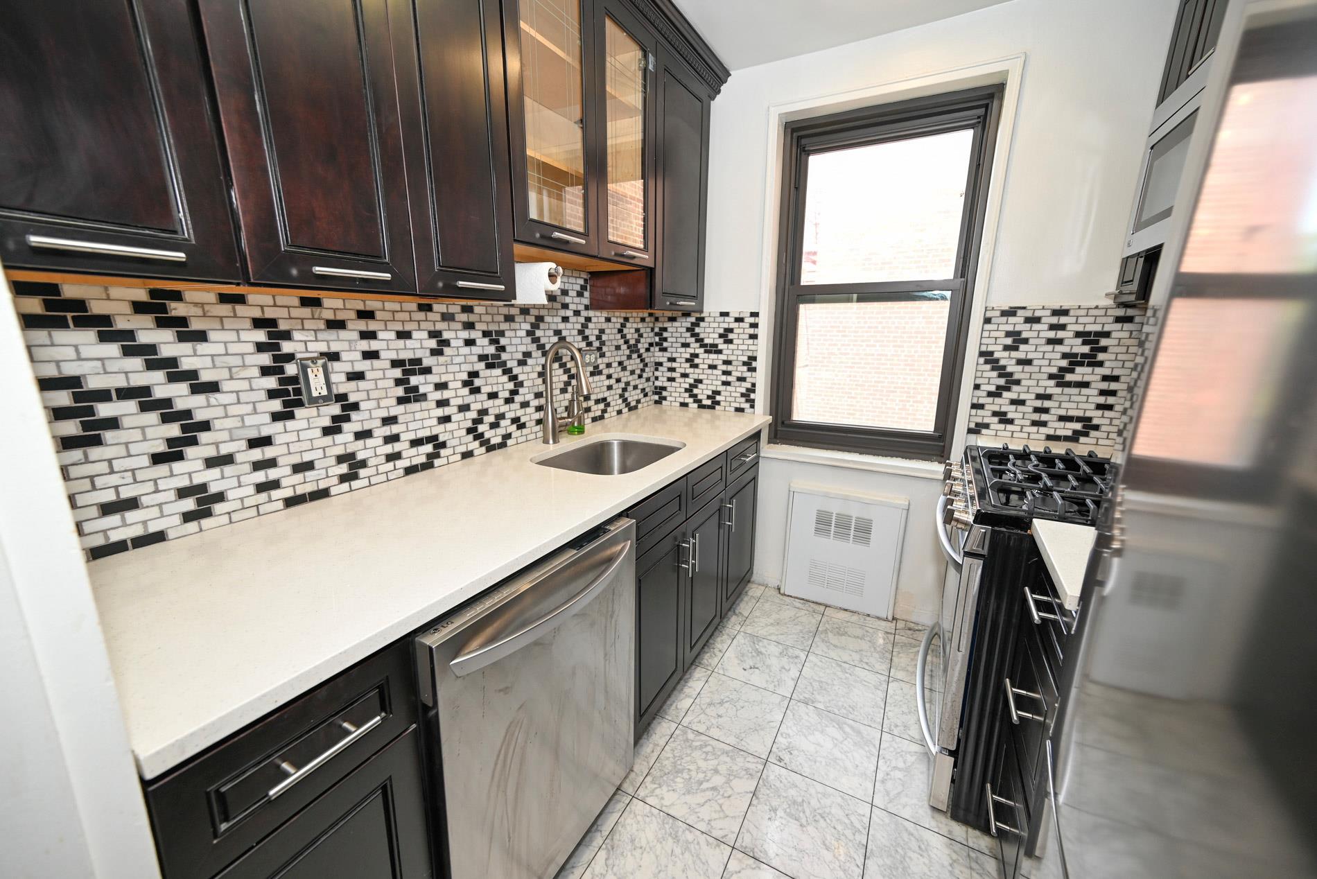 #19 photo, 84-01 Main St, Briarwood , NY 11435