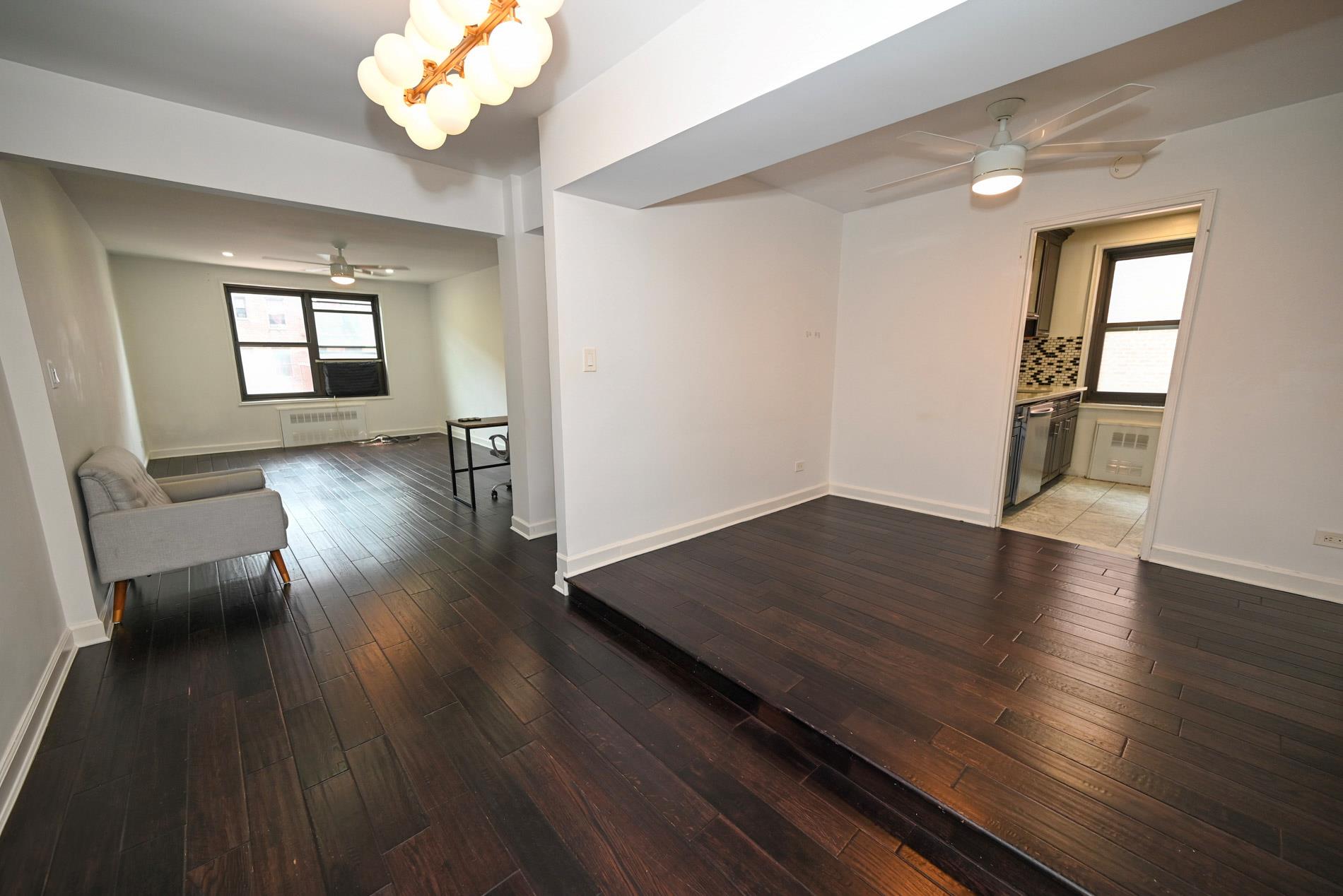 #8 photo, 84-01 Main St, Briarwood , NY 11435