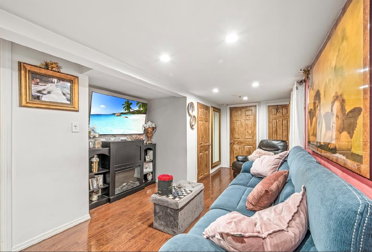 #13 photo, 2144 73rd Street, クイーンズ区 Astoria , NY 11370