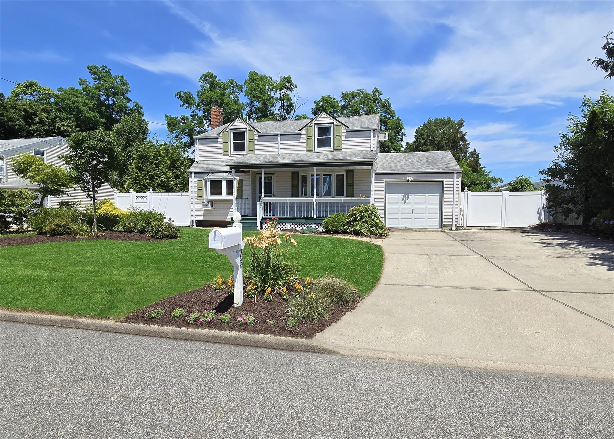 #1 photo, 73 Peconic Street, 東長島 Selden , NY 11784