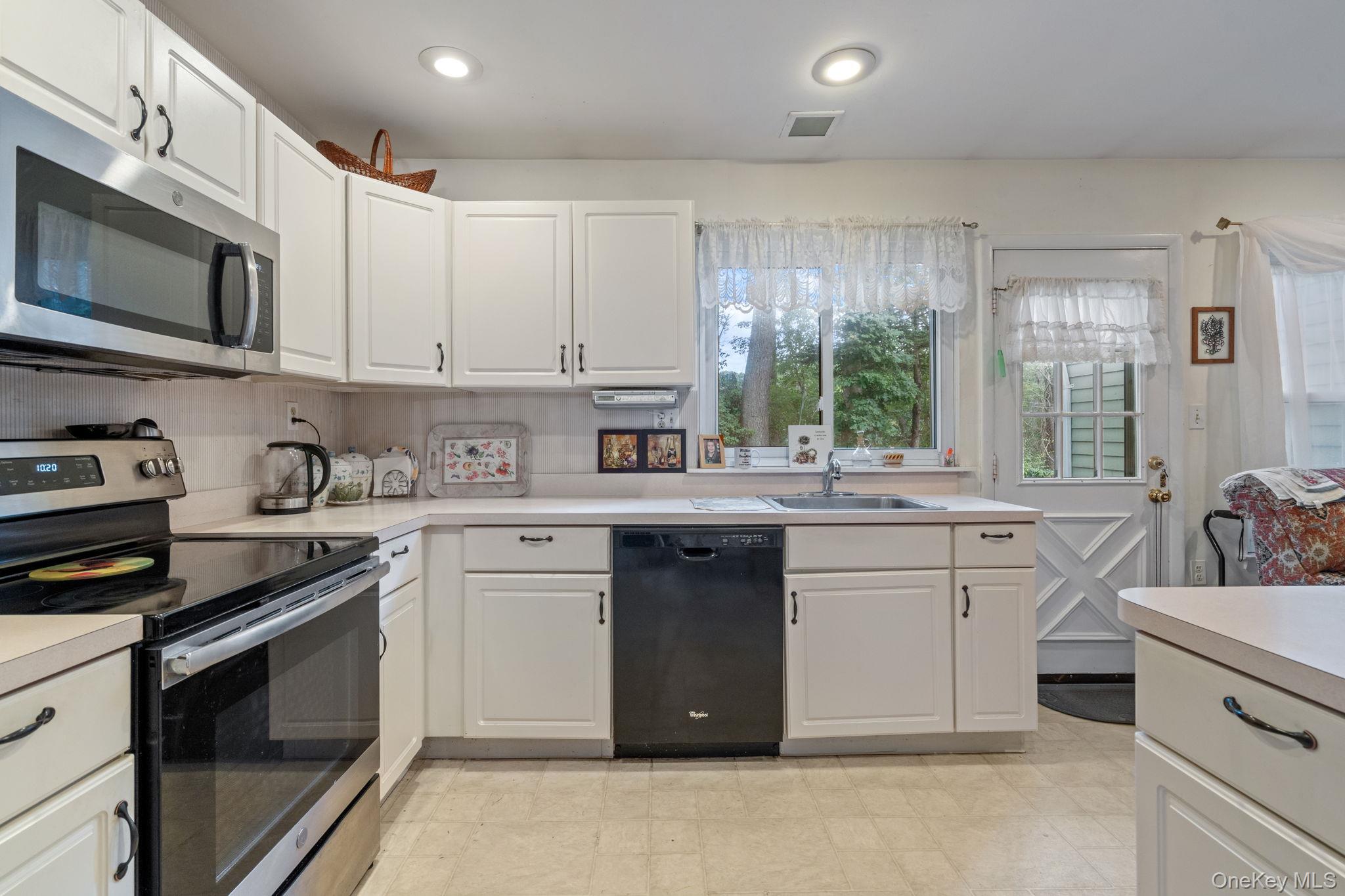 #3 photo, 304 Kingston Court, サフォーク郡 Ridge , NY 11961