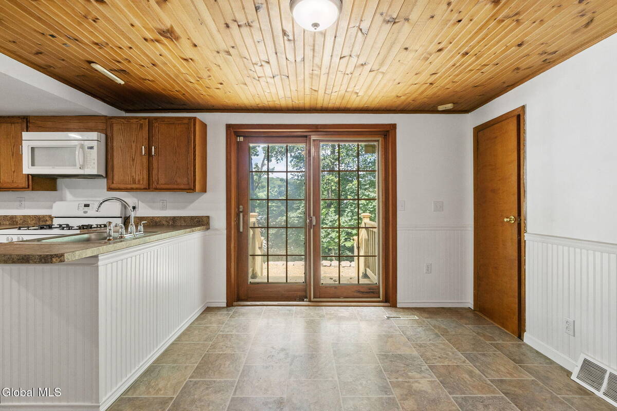 #18 photo, 31 Hidley Avenue, North Greenbush , NY 12198