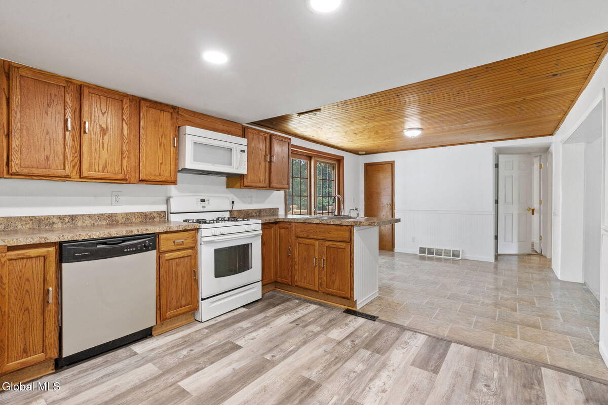 #23 photo, 31 Hidley Avenue, North Greenbush , NY 12198