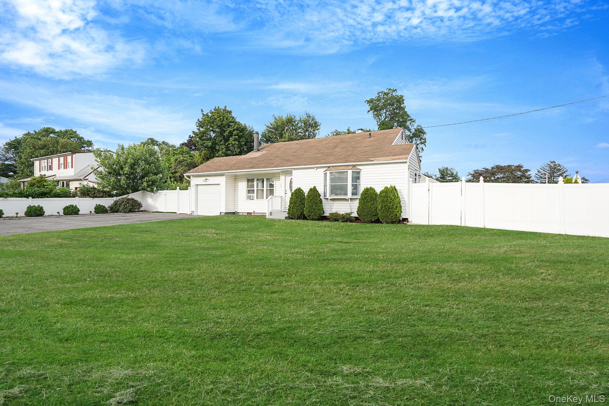 #3 photo, 83 Chapel Hill Drive, 東長島 Brentwood , NY 11717