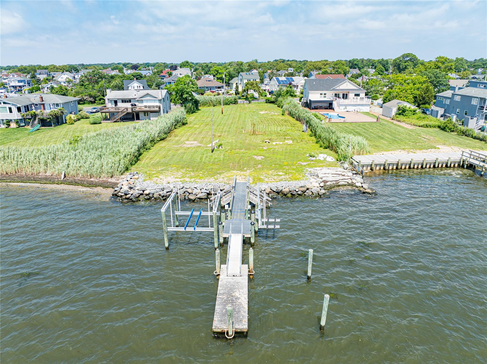 #1 photo, 32 Unqua Place, 東長島 Amityville , NY 11701