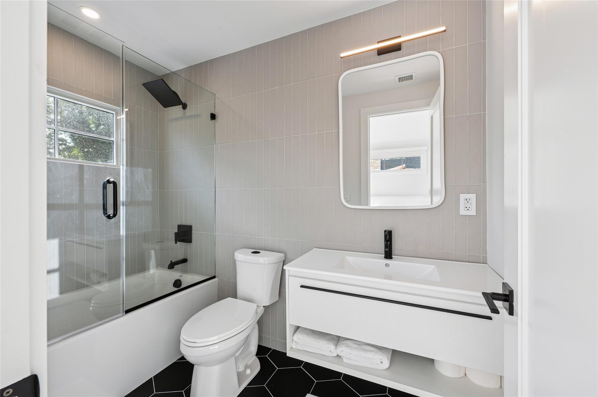 #18 photo, 5 Kings Lane, Southampton , NY 11968