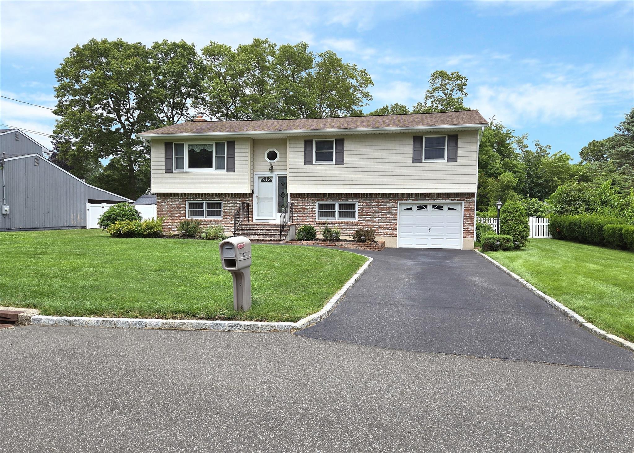 #1 photo, 27 Donald Street, 東長島 Holbrook , NY 11741