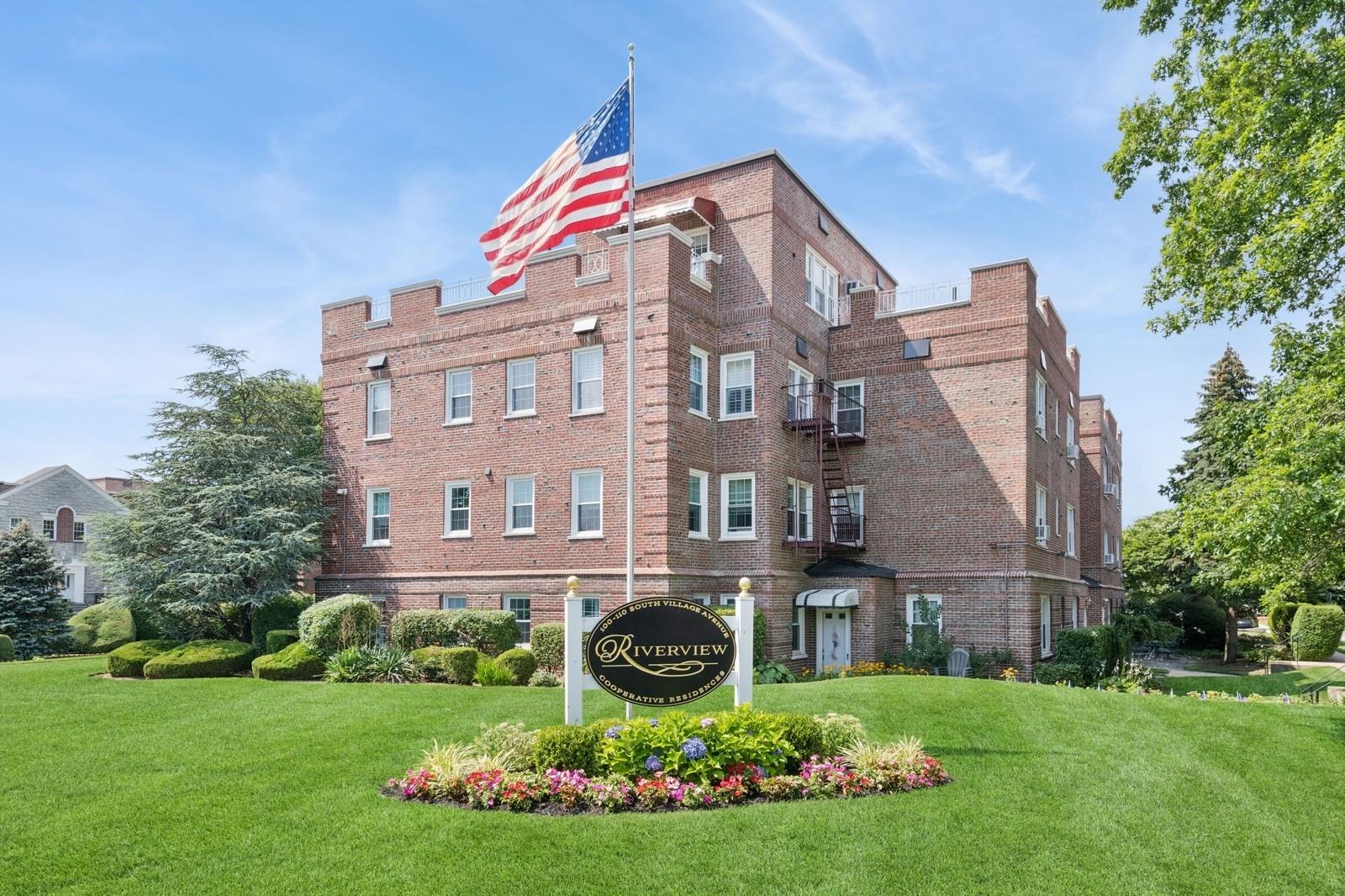 #1 photo, 102 S Village Avenue, 長島 Rockville Centre , NY 11570