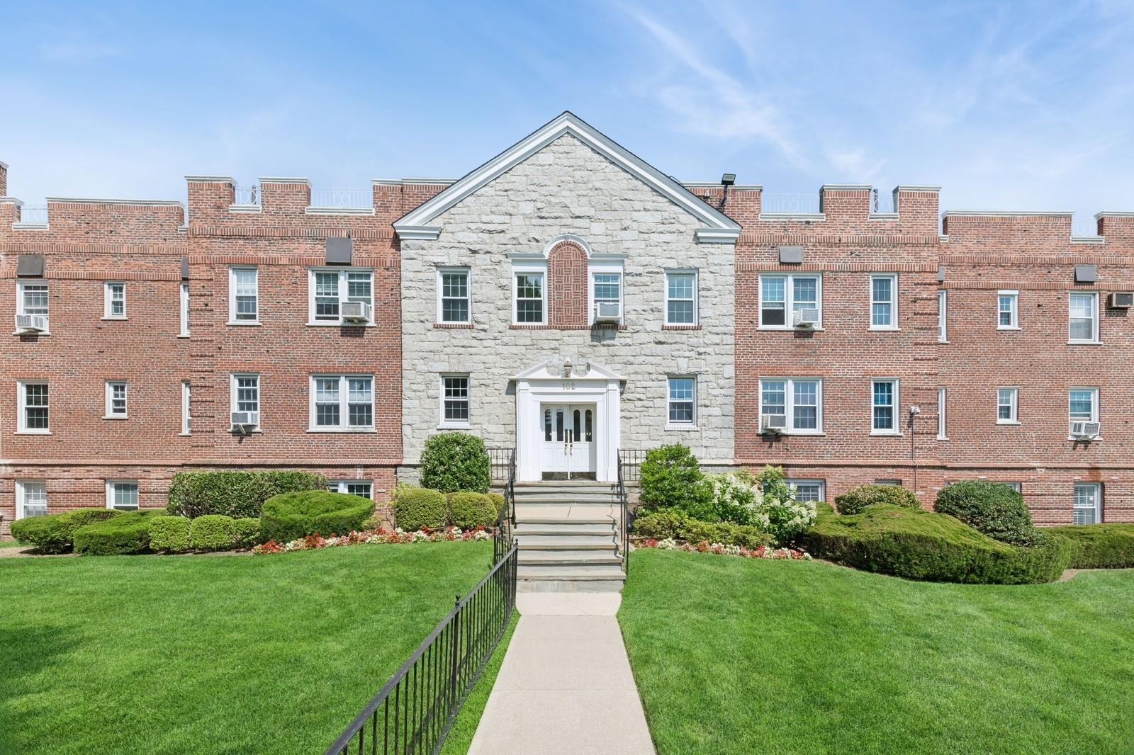 #2 photo, 102 S Village Avenue, ناسو Rockville Centre , NY 11570