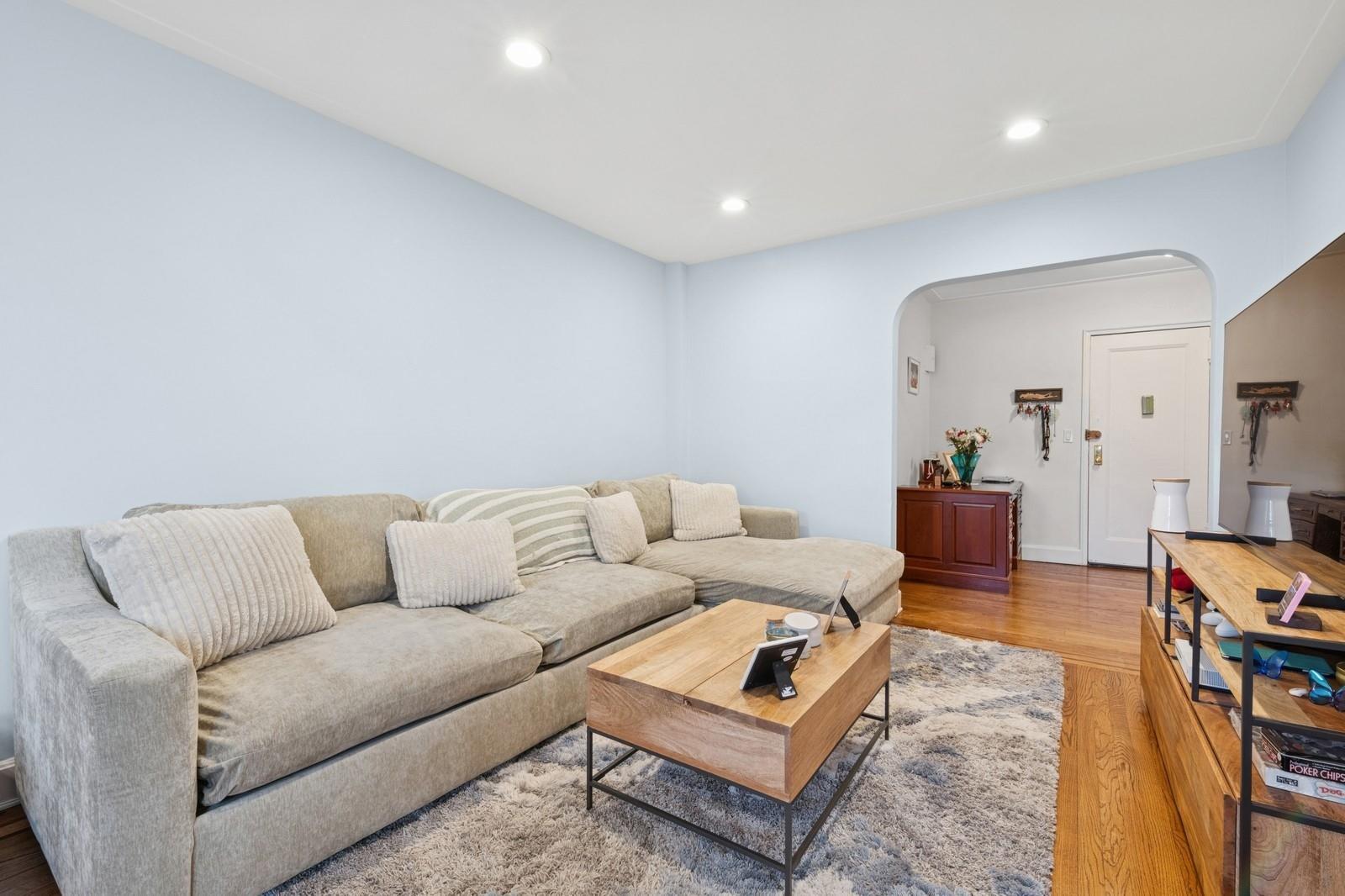 #6 photo, 102 S Village Avenue, ناسو Rockville Centre , NY 11570