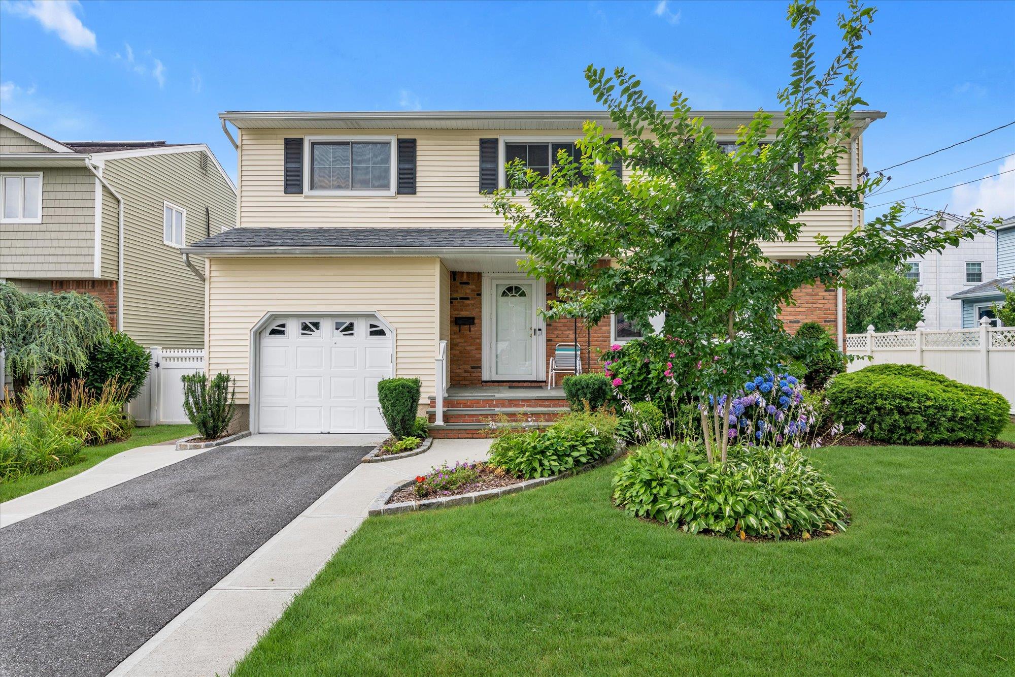 #1 photo, 854 Oakland Court, North Bellmore , NY 11710