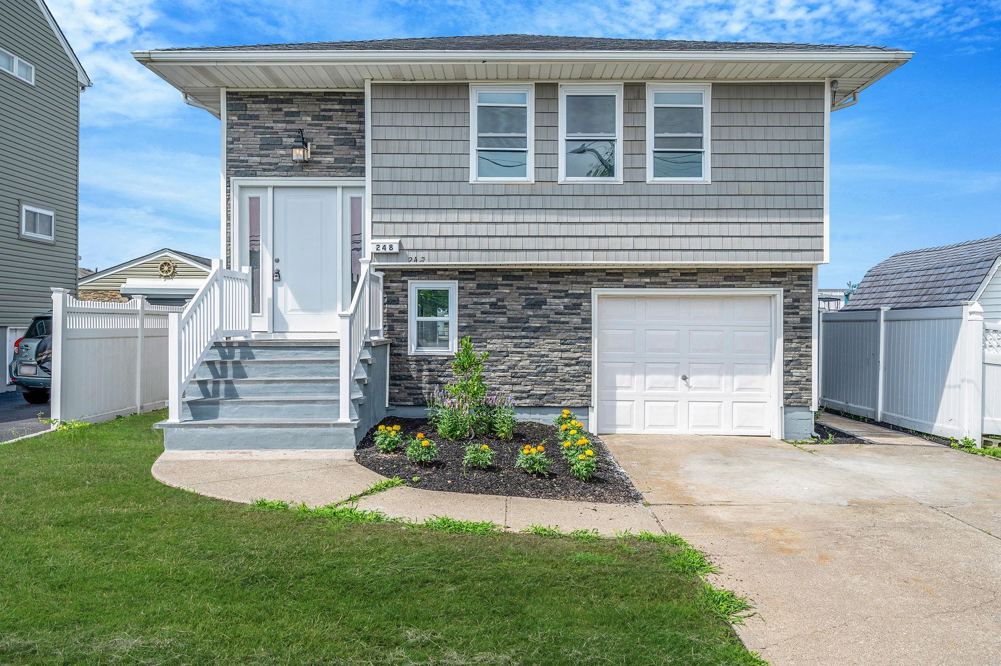 #1 photo, 248 E Shore Road, 東長島 Lindenhurst , NY 11757