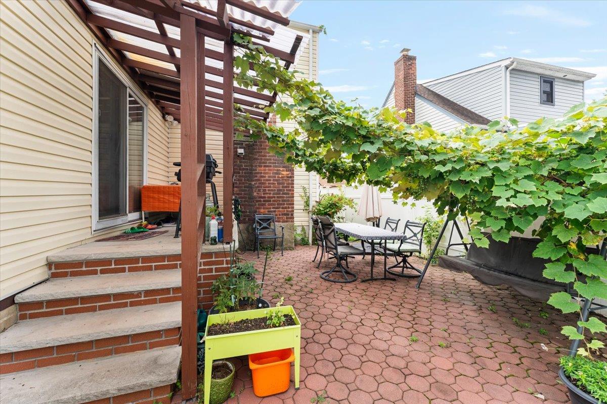 #19 photo, 1434 Noel Avenue, Hewlett , NY 11557