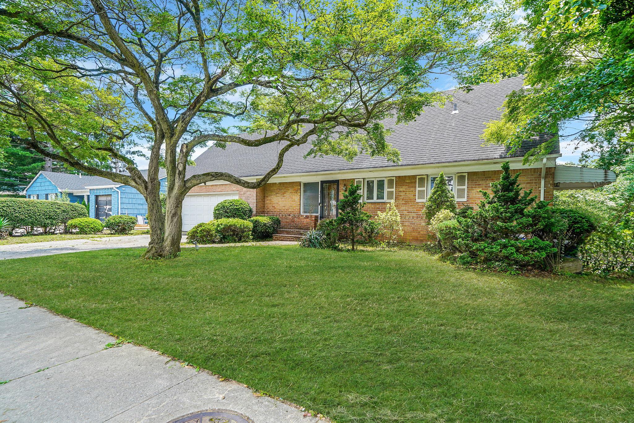 #1 photo, 345 W Seaman Avenue, Freeport , NY 11520