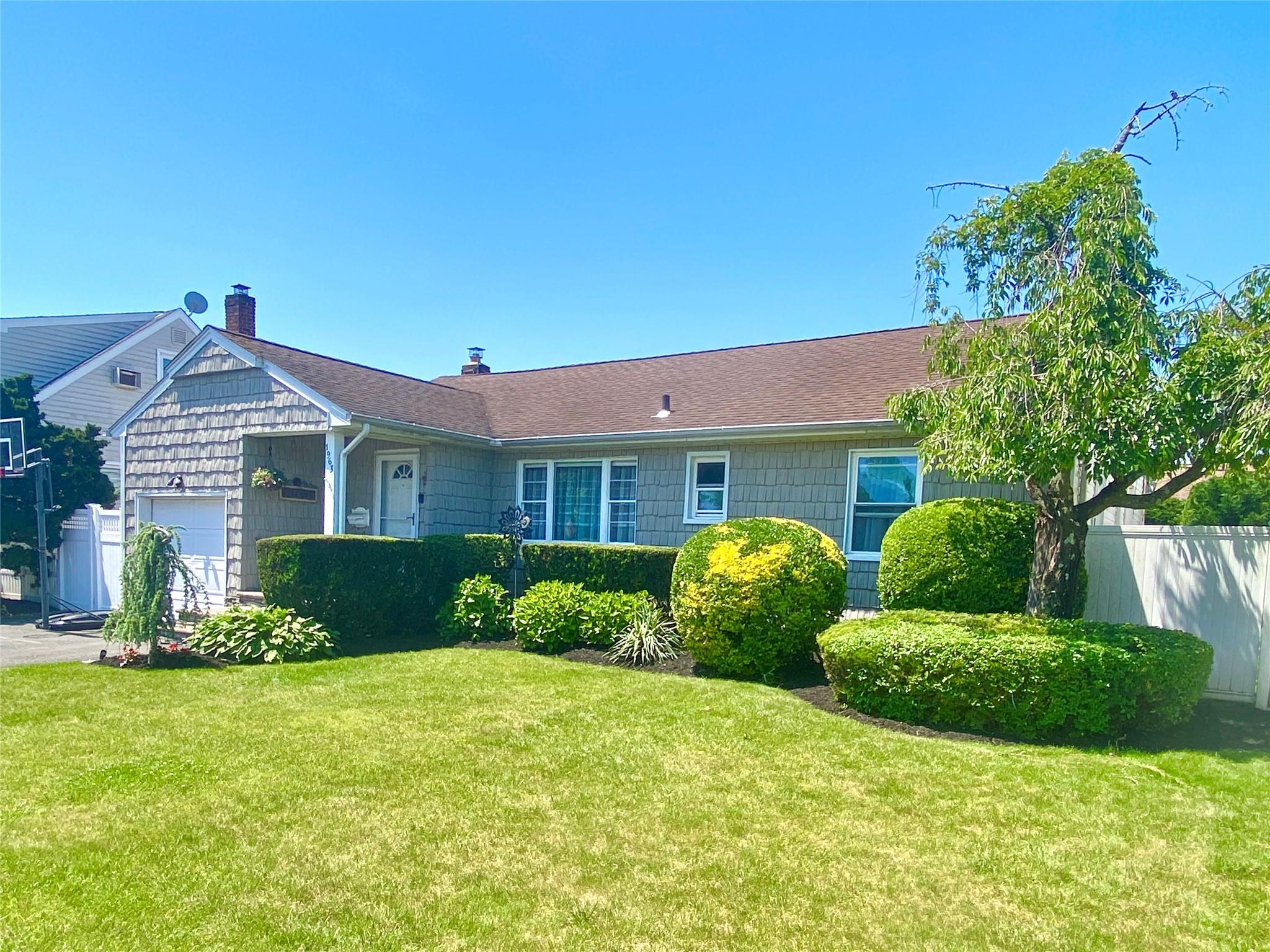#1 photo, 1963 Longfellow Avenue, 長島 East Meadow , NY 11554