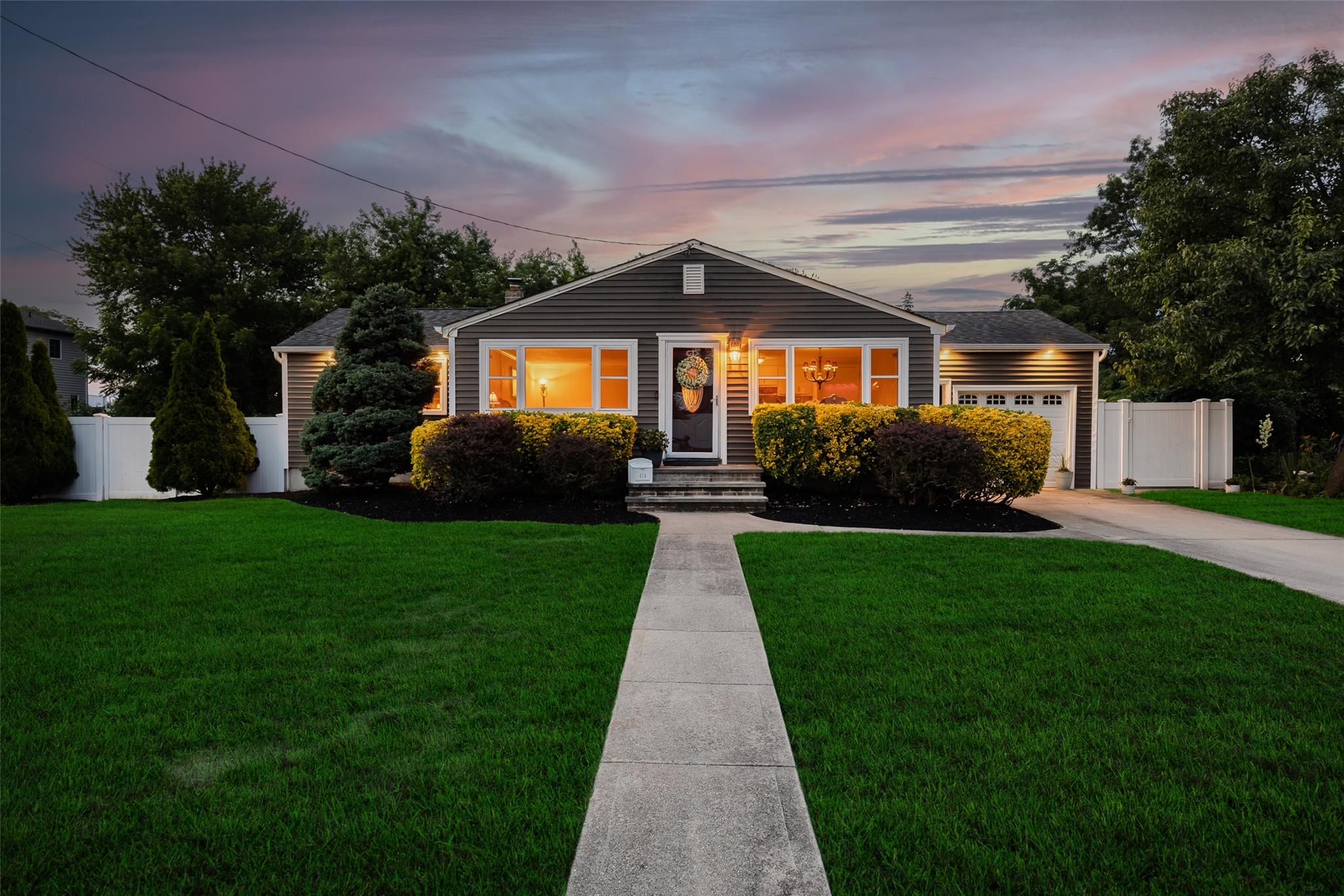 #1 photo, 414 Pecan Street, 東長島 Lindenhurst , NY 11757