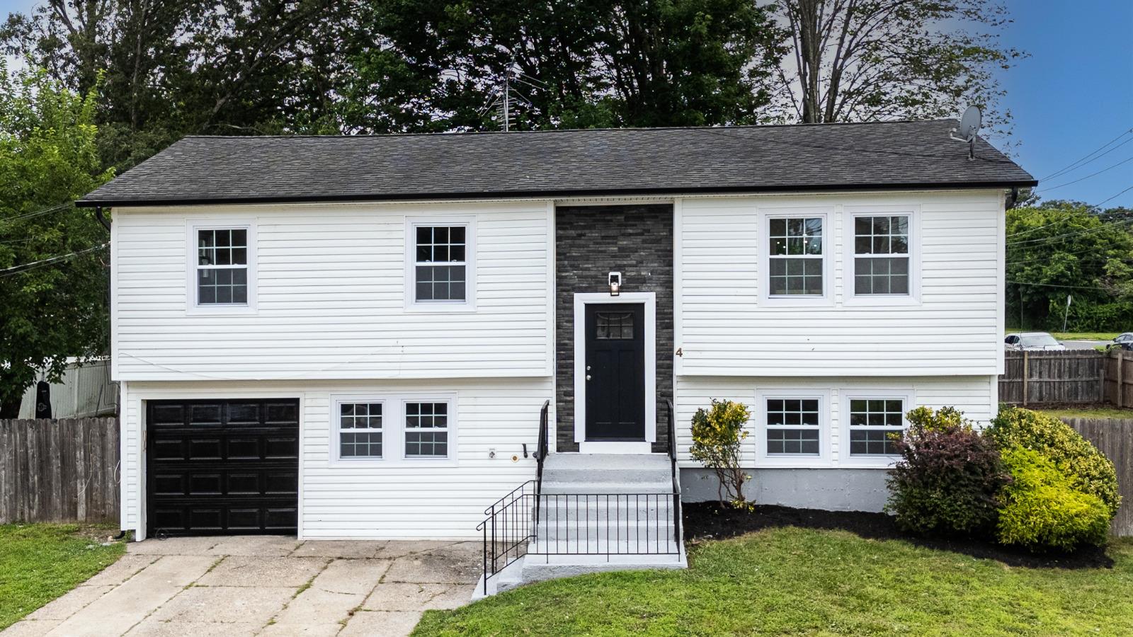 #1 photo, 4 S Cardinal Court, Bay Shore , NY 11706